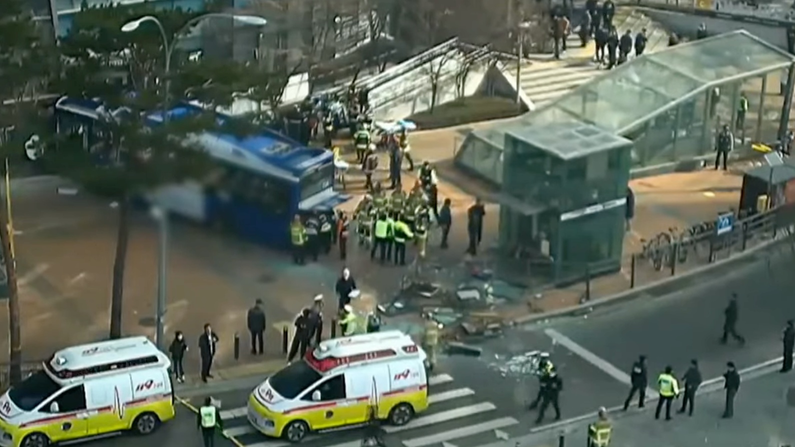 韩国首尔一公交车撞上路边大楼 已致4人受伤