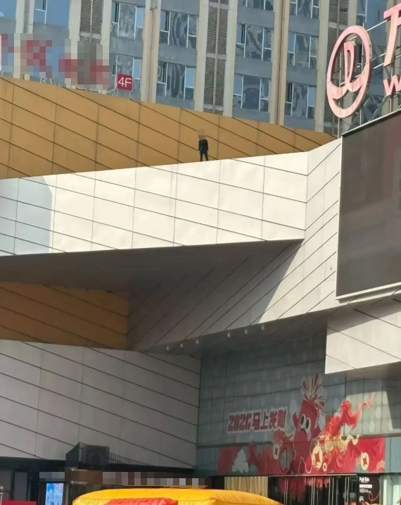 一时想不开，女子欲从商场楼顶跃下！危急时刻，一抹橙色身影扑向她