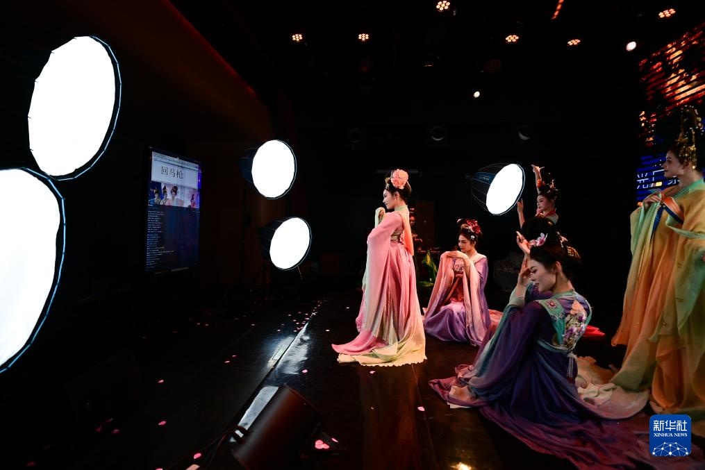 “团播”火了！她们在直播间演绎千年古韵