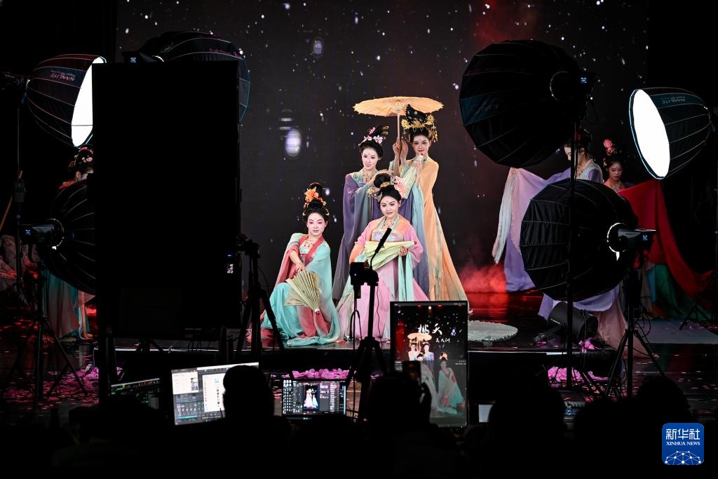 “团播”火了！她们在直播间演绎千年古韵