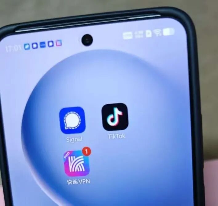 浙江男子驾车被民警在街头截停，后排脚垫下竟藏着两根价值十多万的金条