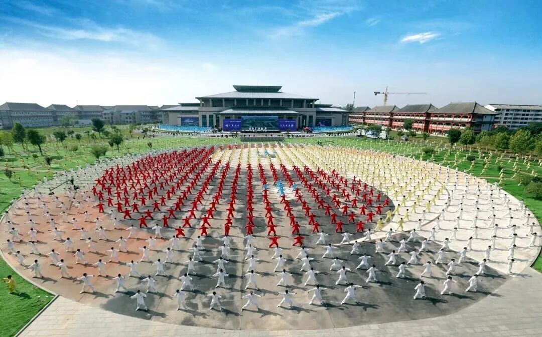 安检屏幕上闪过好多“长棍”！网友：是法棍吗？