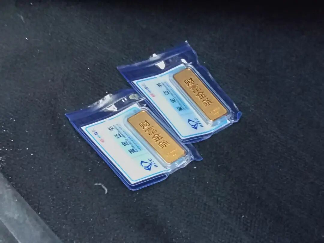 浙江男子驾车被民警在街头截停，后排脚垫下竟藏着两根价值十多万的金条