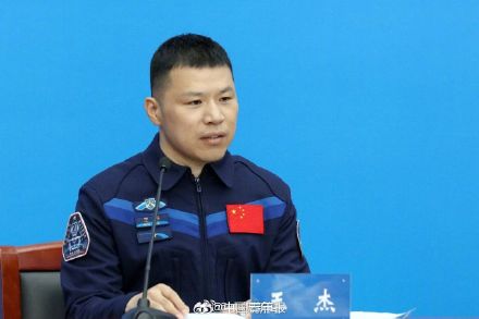 航天员讲述神20舷窗裂纹处置细节