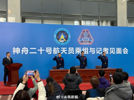 航天员太空换乘归来后首次公开亮相