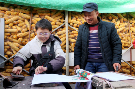 甘肃 静宁：学生体验印“门神”