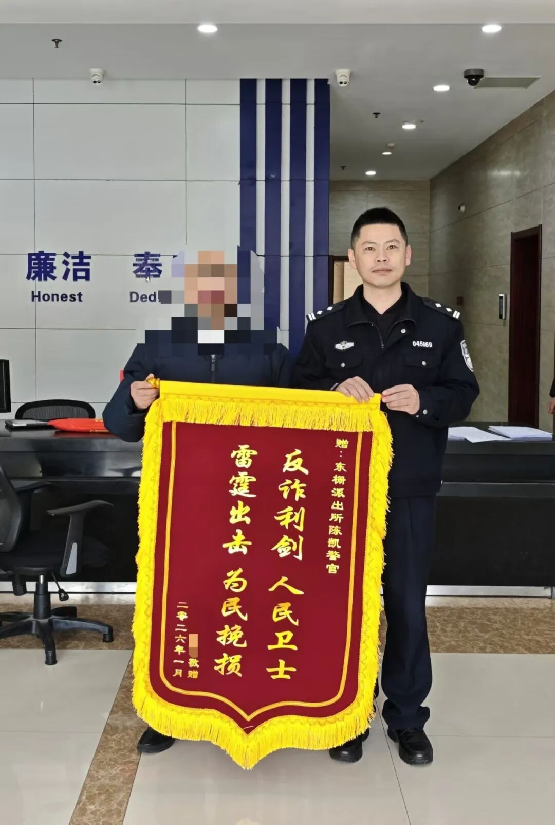浙江男子驾车被民警在街头截停，后排脚垫下竟藏着两根价值十多万的金条