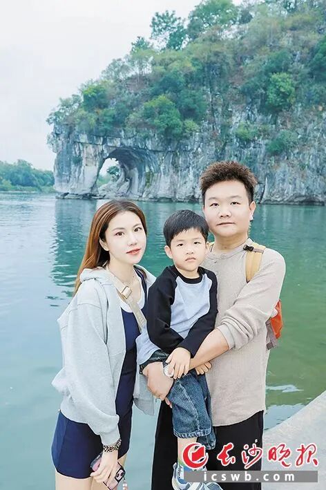 长沙一小区夜晚发生火情，“90后”男子挨家挨户敲门提醒邻居逃生，两度折返火场救人