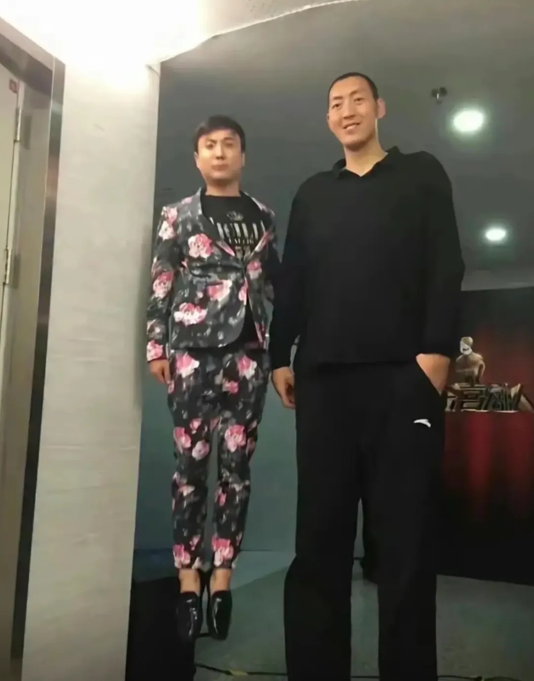 沈腾早期夸张造型旧照被翻出！网友称其QQ空间被盗，腾讯回应