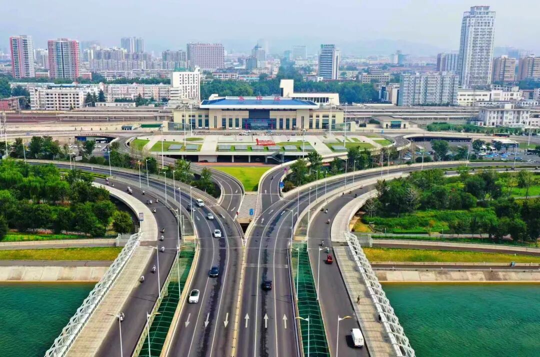 安检屏幕上闪过好多“长棍”！网友：是法棍吗？