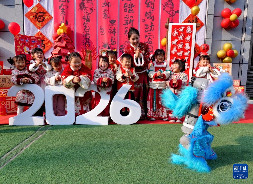 机器狗身披舞狮服 为师生送来温馨祝福