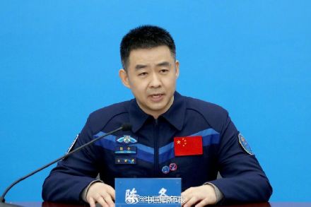 航天员讲述神20舷窗裂纹处置细节