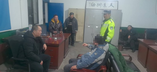 “野蛮执法”还是“救命操作”？男子欲寄黄金被民警强行劝阻