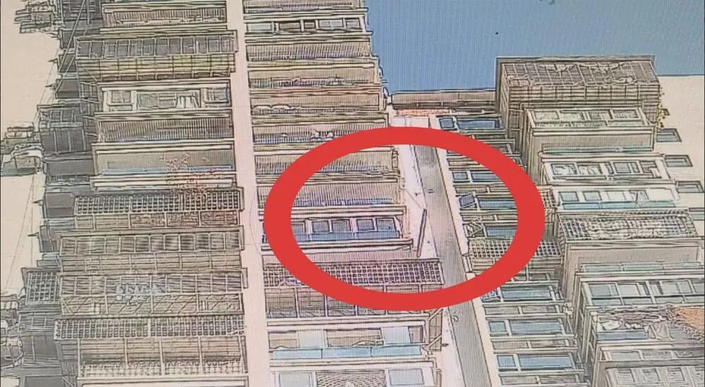 太吓人！厦门一小区26楼突然掉下一长条砖块，砸在楼栋大门口；业主：多处外墙有裂缝