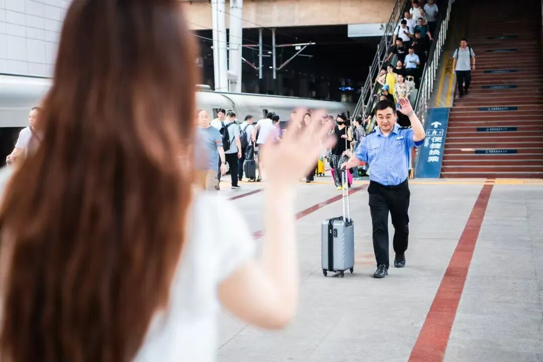 “坐高铁不用自己扛行李了”！这项服务冲上热搜第一！上海有四个站将试点→