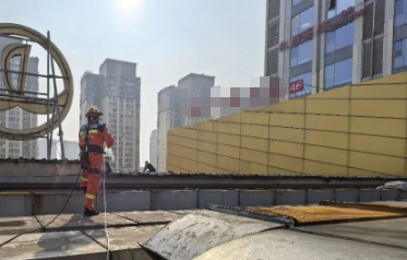 一时想不开，女子欲从商场楼顶跃下！危急时刻，一抹橙色身影扑向她