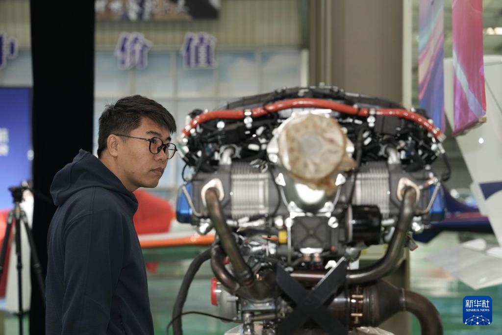 我国第一架配备“中国心”的轻型运动飞机正式交付