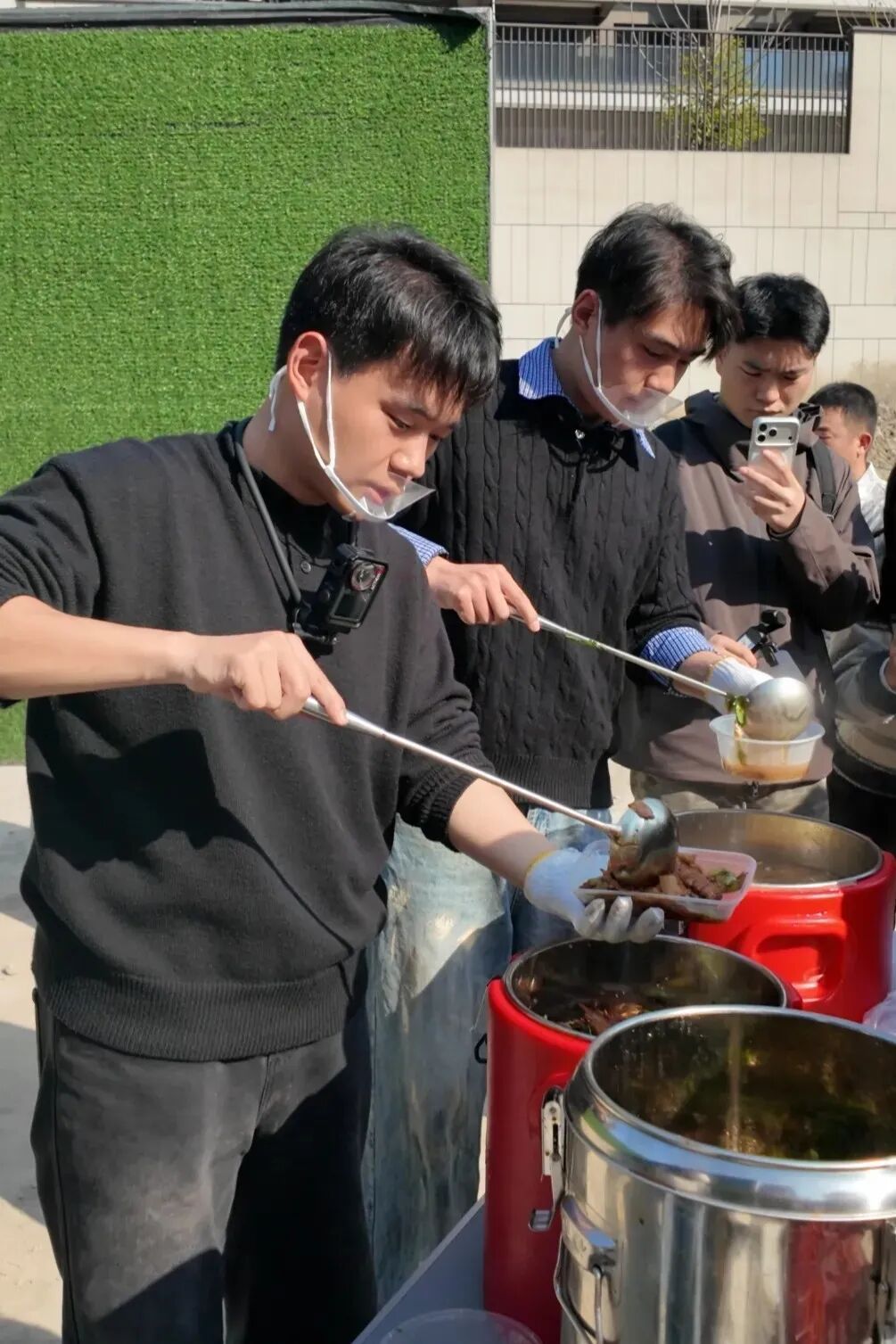 10元“管饱”的宁波工地卤肉饭火了，当地社区工作人员主动协调，营业执照目前已办妥