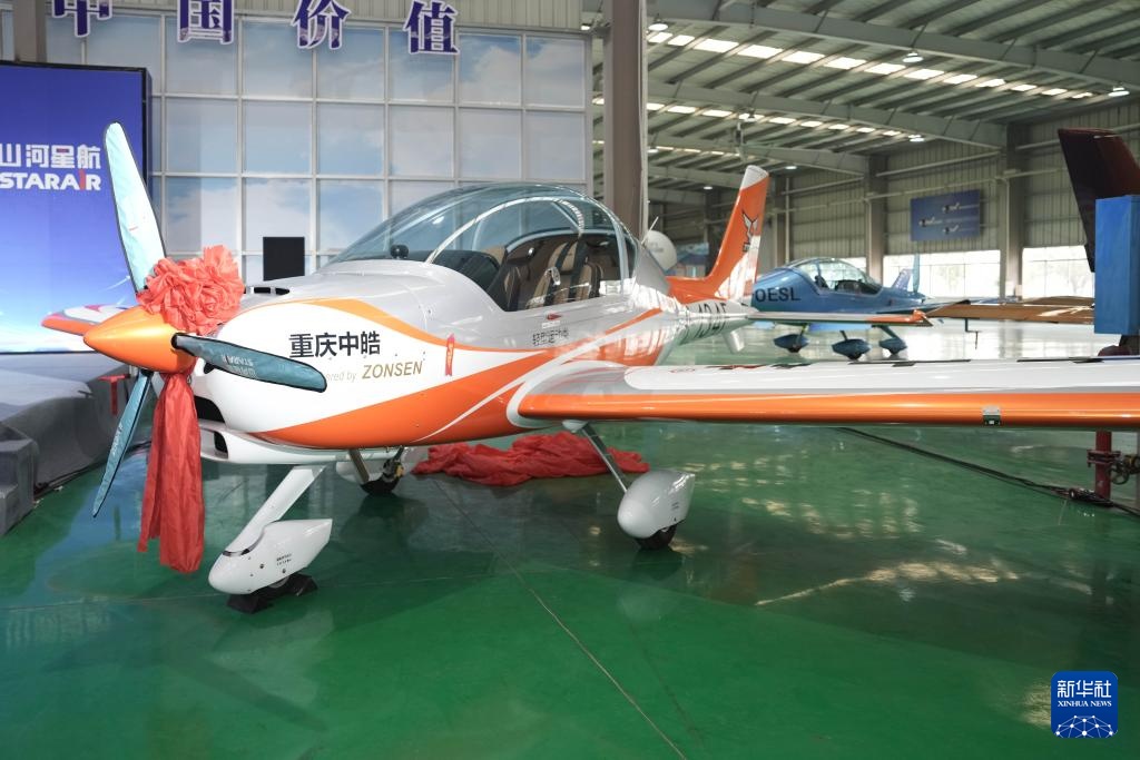 我国第一架配备“中国心”的轻型运动飞机正式交付
