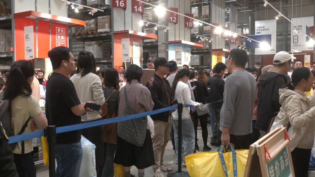 广州番禺宜家结业清货首日，门口大排长龙！记者现场直击→