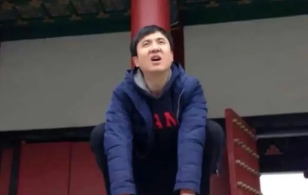 沈腾早期夸张造型旧照被翻出！网友称其QQ空间被盗，腾讯回应