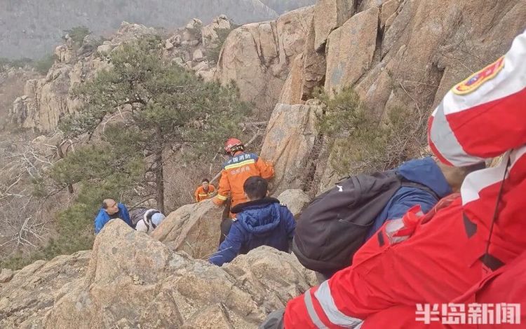 青岛一对夫妻走野路爬山，被困求救！救援队伍营救途中又发现另一对