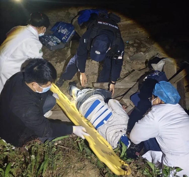 “这托举，太有力量了！”警医合力救下轻生摔伤青年