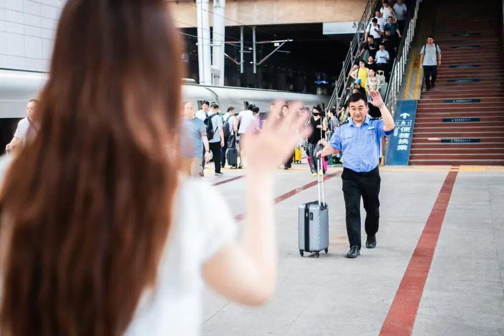 坐高铁不用自己扛行李了！多地火车站开通新服务