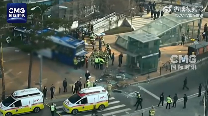 韩国首尔一公交车撞向大楼致13伤，2人伤势严重，警方回应