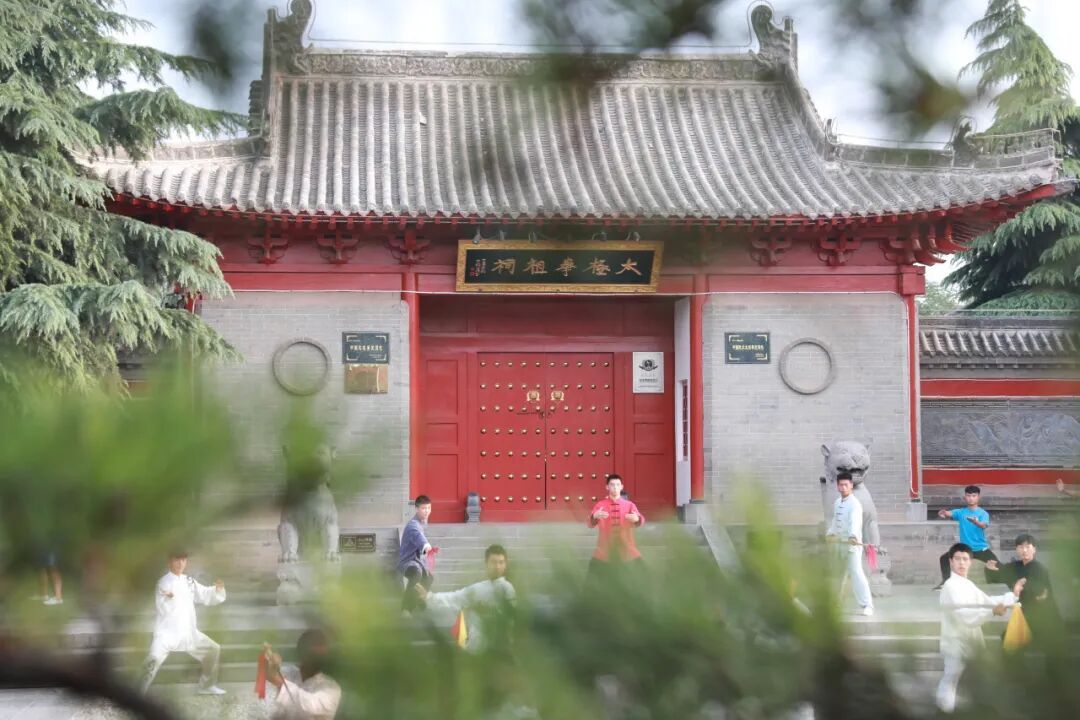 安检屏幕上闪过好多“长棍”！网友：是法棍吗？