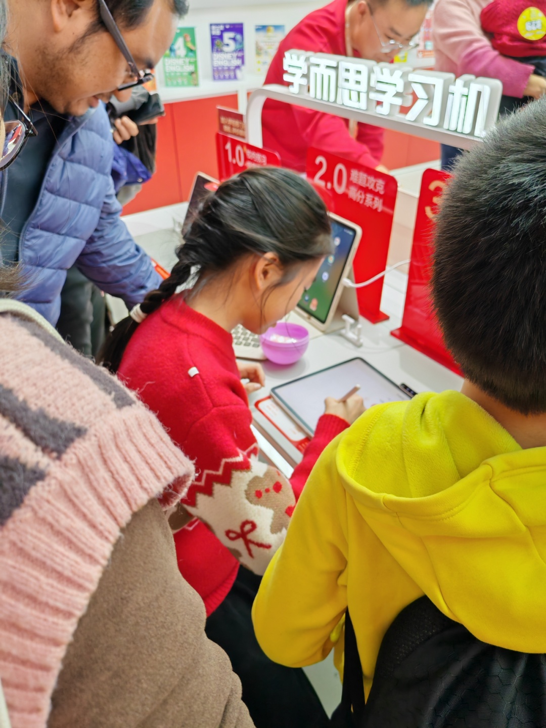 国补叠加寒假需求，线下学习机门店迎来“体验式学习”热潮