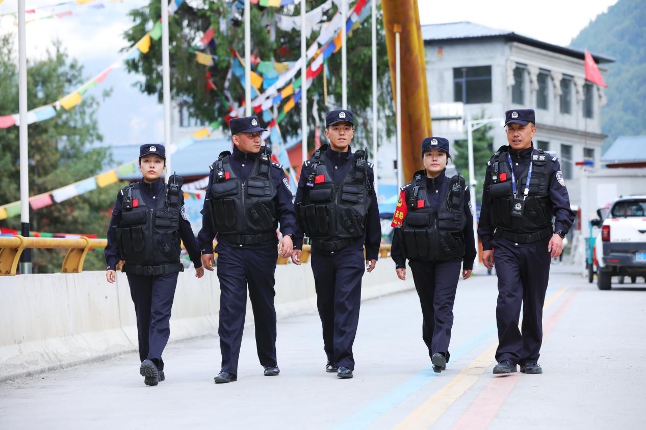 海拔5126米，他们把自己“钉”在空气最稀薄的地方