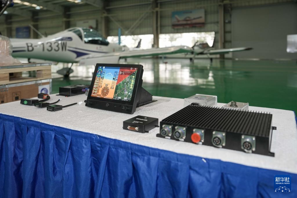 我国第一架配备“中国心”的轻型运动飞机正式交付