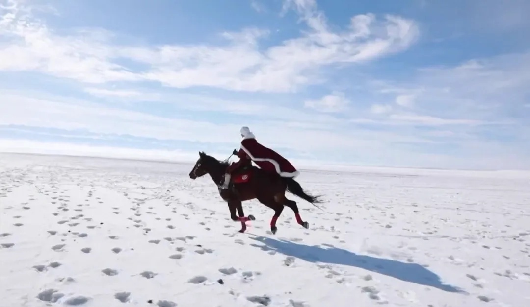 贺娇龙公开悼念仪式在昭苏举行，其母校发文
