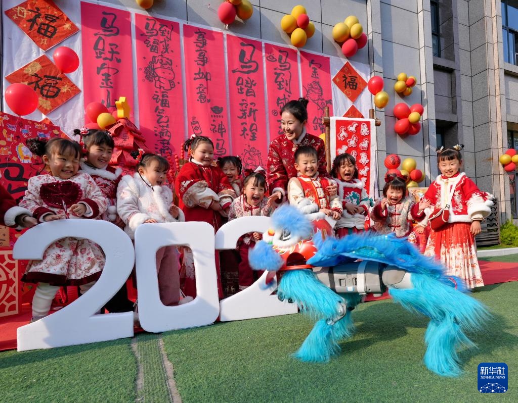 机器狗身披舞狮服 为师生送来温馨祝福