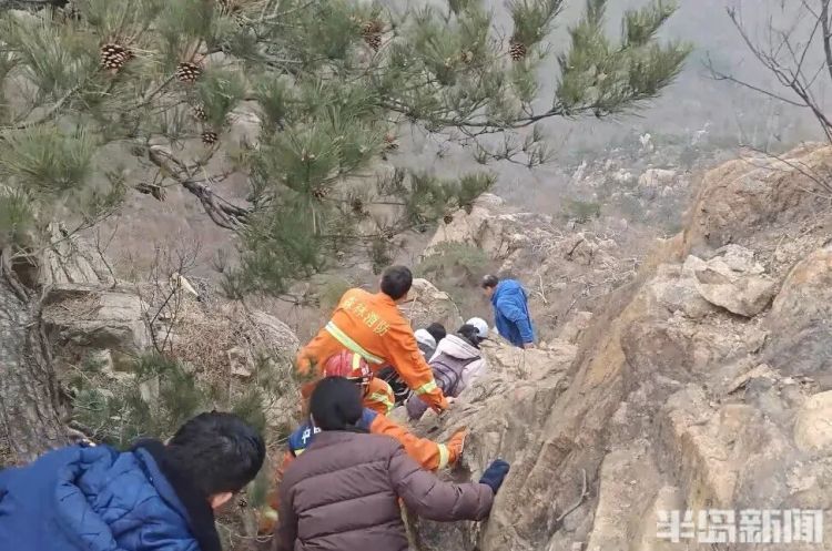 青岛一对夫妻走野路爬山，被困求救！救援队伍营救途中又发现另一对