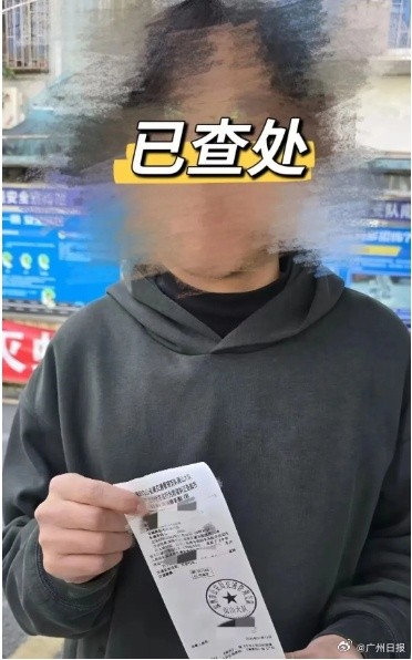 男子骑电鸡在机动车道拍打小车挑衅 &nbsp;深圳交警：已查处！