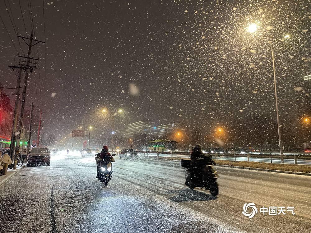 北京多地进入降雪主要时段 一组图看漫天雪花纷飞
