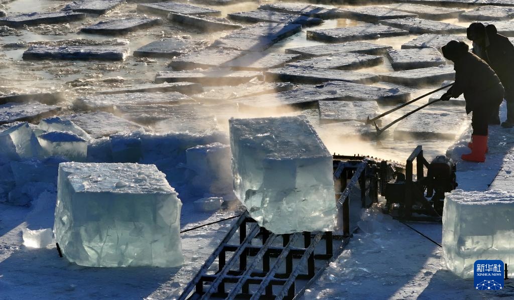 “冰城”哈尔滨开始为下届冰雪大世界存冰