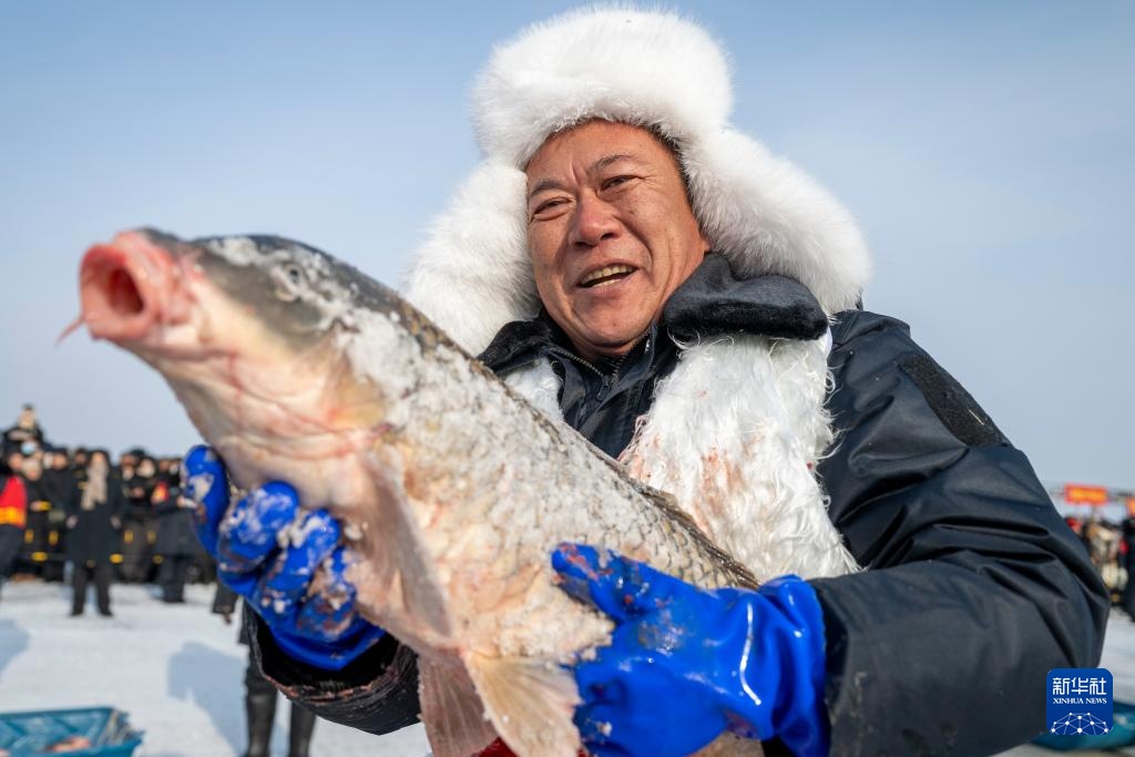 万鱼腾跃 在中俄界湖体验冬捕