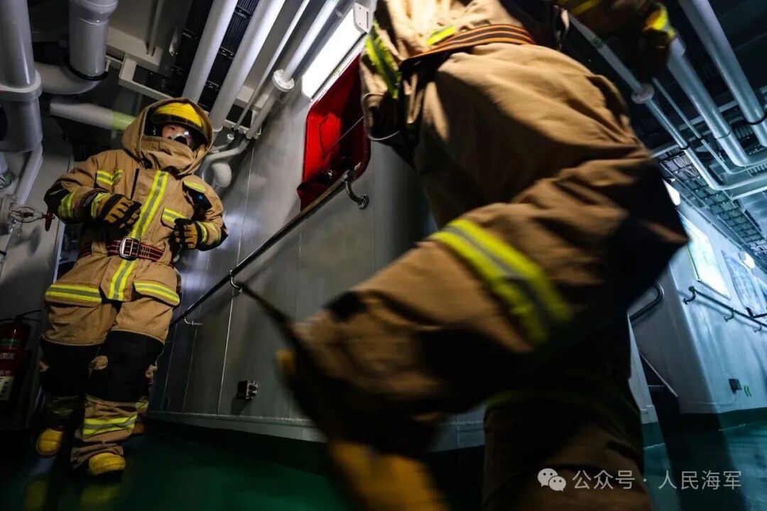 来！看舰艇编队亮“剑”