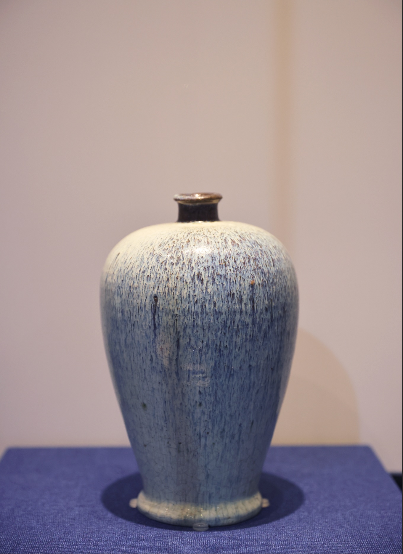 古人将翠鸟羽毛绘在瓶子上