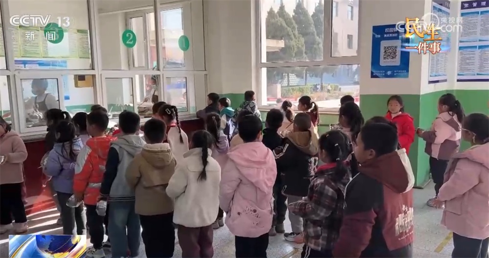 免费“校园餐”、免费公交车切实减负担 “暖”政策守护孩子成长