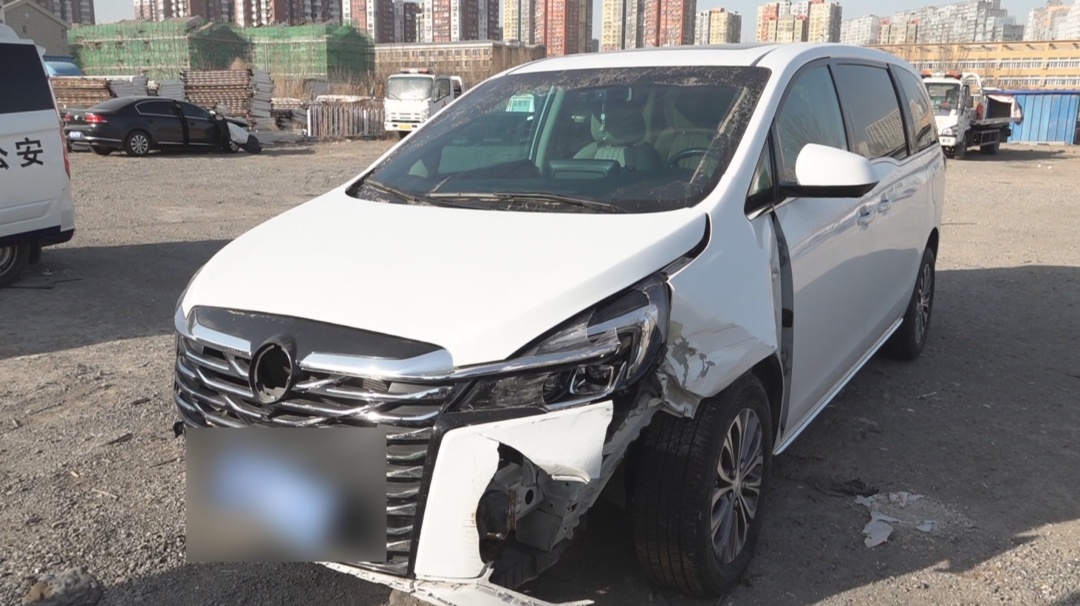 “叫了代驾……最后掉沟里了，我记得”