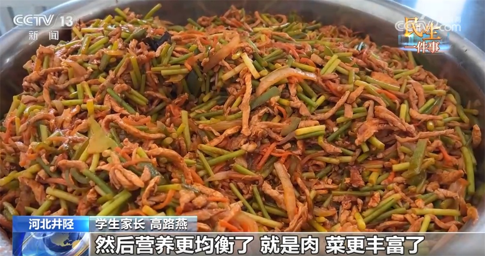 免费“校园餐”、免费公交车切实减负担 “暖”政策守护孩子成长