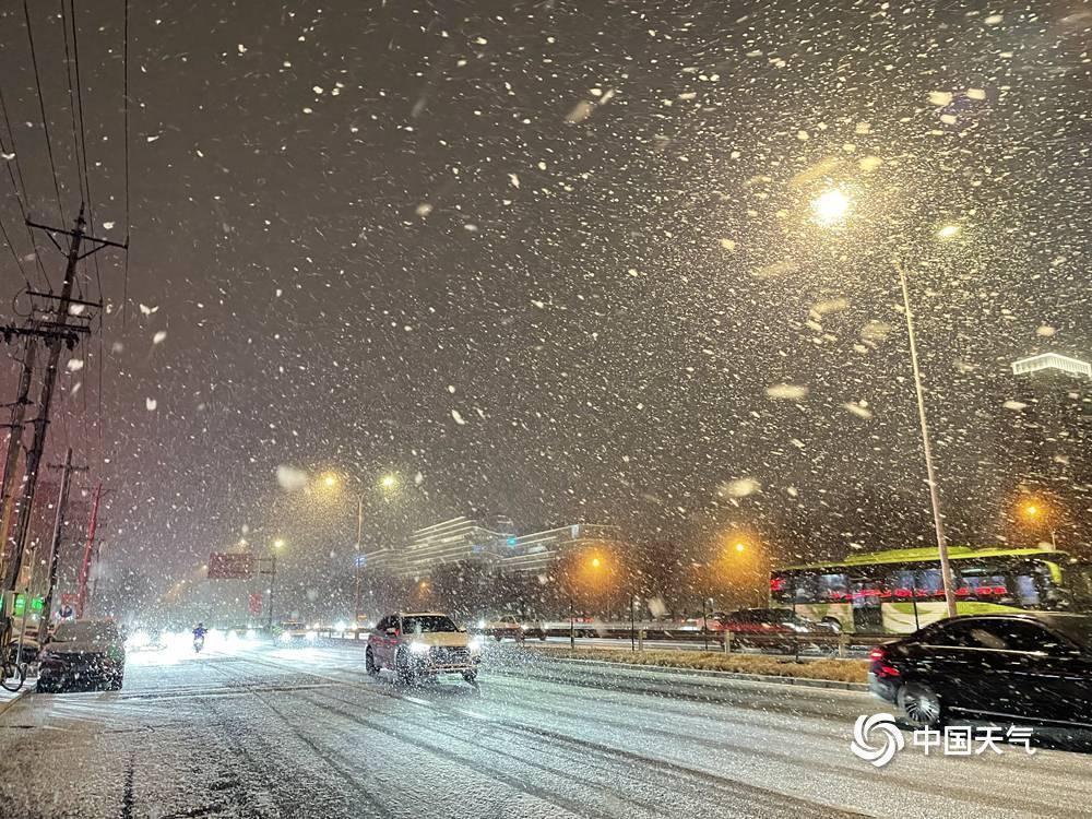 北京多地进入降雪主要时段 一组图看漫天雪花纷飞
