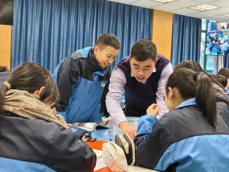 太酷了！浙江科学老师“打铁花”火出圈，网友：别人家的老师