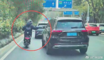 男子骑电鸡在机动车道拍打小车挑衅 &nbsp;深圳交警：已查处！