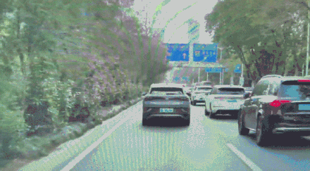 男子骑电鸡在机动车道拍打小车挑衅 &nbsp;深圳交警：已查处！