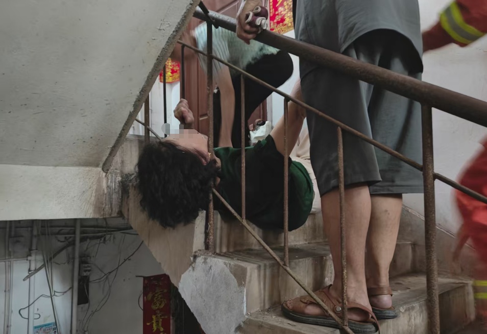 吓出冷汗！一男子凌晨坠海